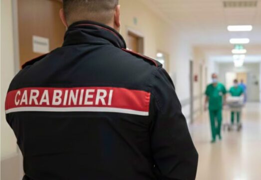Paura in ospedale, paziente prova a soffocare il compagno di stanza 84enne: arrestato per tentato omicidio