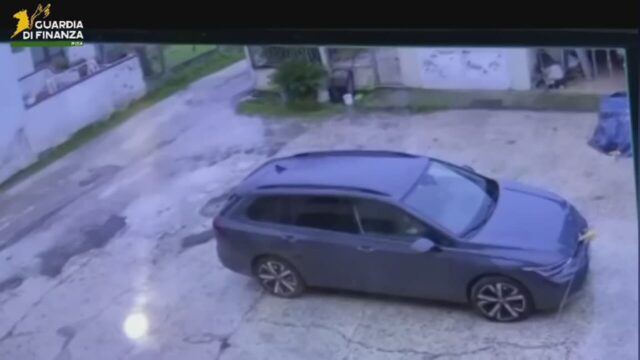 Finanziere salvata bimba aggredita da tre rottweiler alla fermata del bus