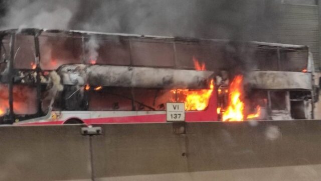Autobus in fiamme sulla tangenziale: il conducente riesce a salvarsi