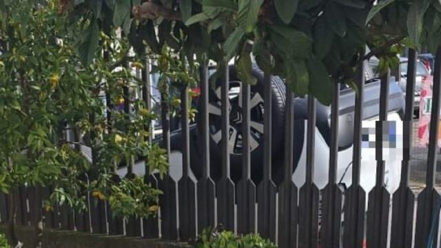 Si scontra e l’auto si ribalta, 4 feriti in ospedale: uno è gravissimo