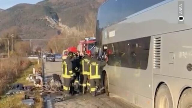 Scontro autobus-auto: morto il conducente e feriti alcuni studenti