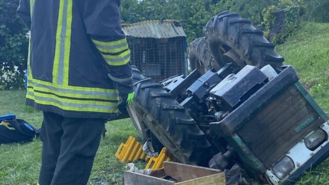 Si ribalta con il trattore e rimane schiacciato: uomo morto sul posto