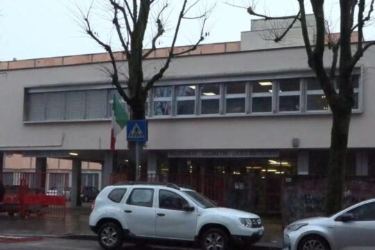 18enne accoltellato fuori da scuola, soccorso dal 118 e trasportato in codice rosso in ospedale