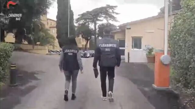 Anziani drogati e umiliati in casa di riposo: notti legati e lasciati nell’urina