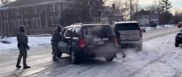 Agente ICE spara e uccide una 37enne durante un raid anti-migranti: la scena ripresa in un video