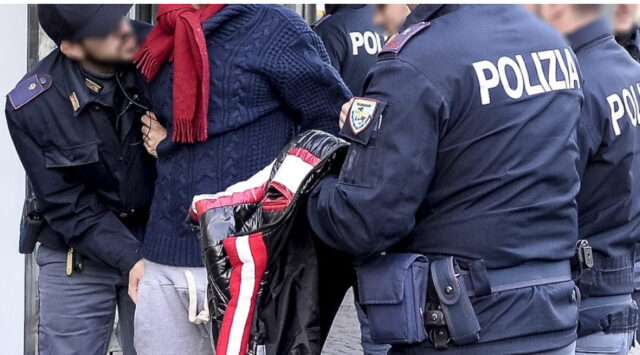 Droga nascosta sotto la tappezzeria dell’auto: 22enne arrestato