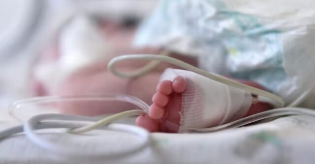 Tragedia in sala parto:neonato muore subito dopo la nascita, padre denuncia l’ospedale