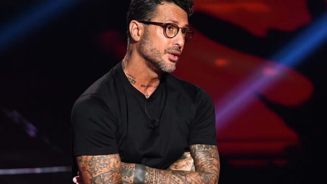 Mediaset denuncia Fabrizio Corona: chiesta la limitazione all’uso dei social dopo le puntate di Falsissimo
