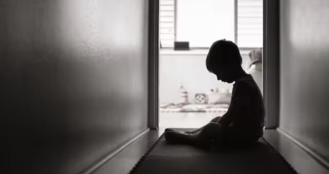 Psicoterapeuta infantile arrestato in flagranza: accuse di abusi su un paziente minore disabile