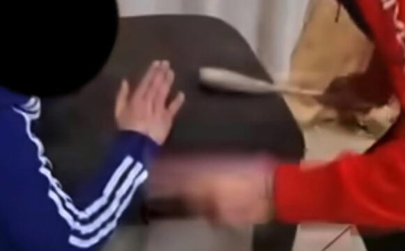 Bambino picchiato in casa con un cucchiaio di legno, arrestato l’uomo del video choc
