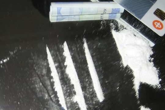 “Apparecchia” la tavola con la cocaina e una pistola: la moglie chiama la polizia e lo fa arrestare