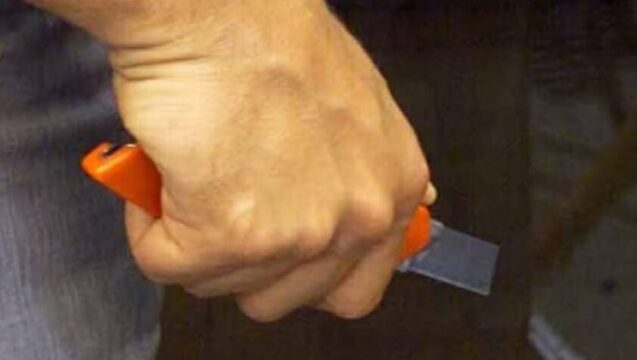 Scoppia una rissa tra studenti in una scuola: 15enne ferisce 14enne al volto con un taglierino