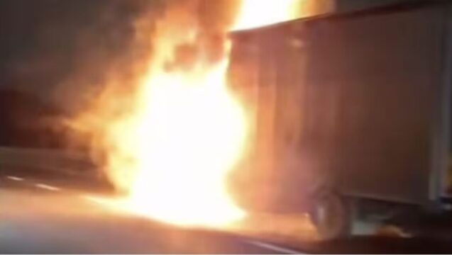 Tir in fiamma sull’autostrada: polizia e vigili del fuoco sul posto, traffico in tilt