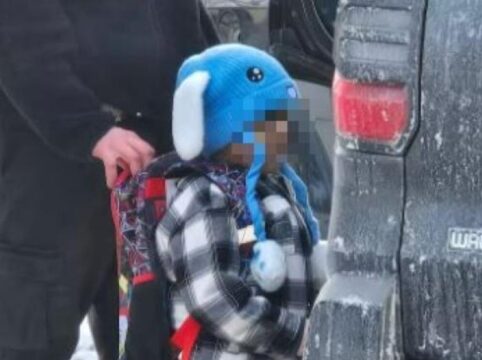 L’Ice arresta un bambino di 5 anni a Minneapolis. Lo choc della scuola: «Usato come esca per catturare il padre»