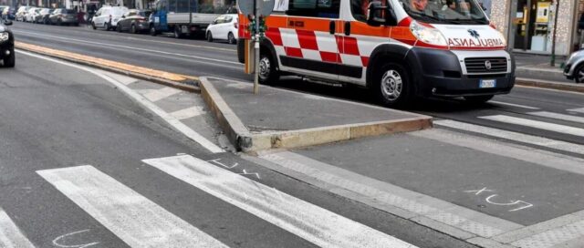 Suv sfonda il cancello e si schianta, morto il nonno al volante: feriti la moglie e il nipotino di 8 anni