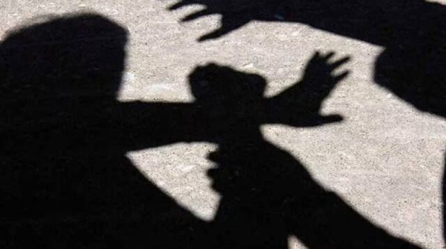 Si ubriaca e picchia la moglie di 22 anni incinta, poi scappa: indagini in corso