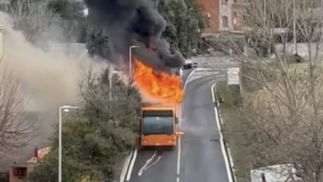 Scuolabus carico di studenti prende fuoco: strada chiusa, soccorritori sul posto