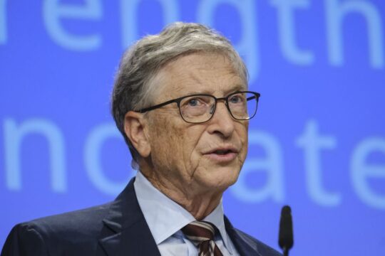 Bill Gates lancia l’allarme sull’IA: “Può progettare un’arma bioterroristica”