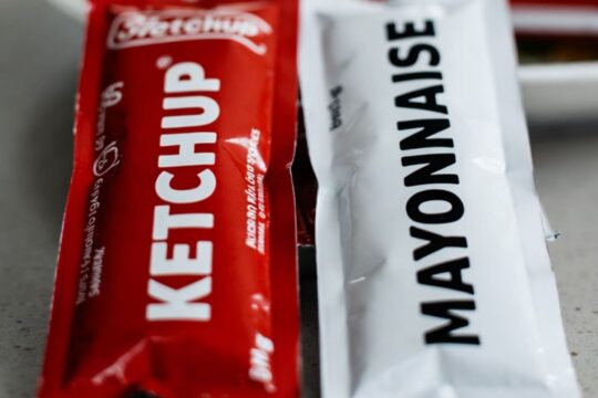 Addio a bustine di ketchup e maionese nei ristoranti: le nuove regole Ue
