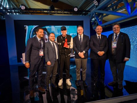 Casa Sanremo: il presidente di ANCI Campania e l’assessore al Turismo della Regione Campania consegnano un riconoscimento al maestro Kekko D’Alessio