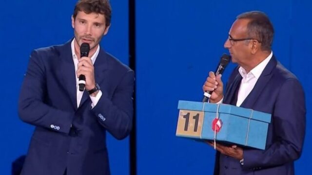 Stasera Carlo Conti annuncerà il suo successore alla guida di Sanremo 2027: in molti danno per favorito Stefano De Martino