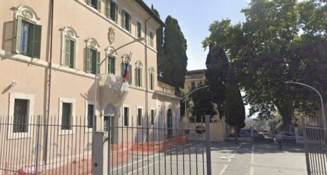 Falso allarme rapimento davanti a scuola: era solo una catena di equivoci