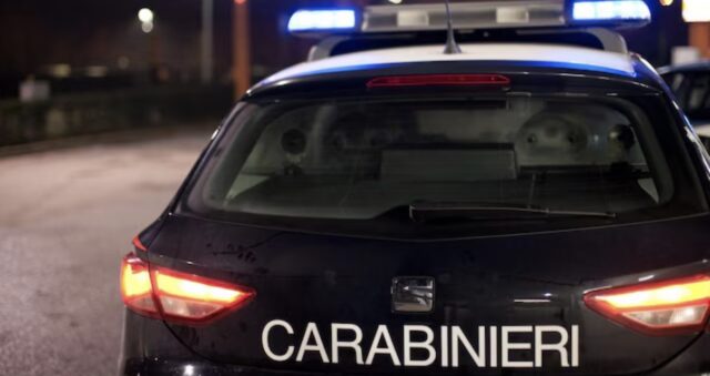 Uomo trovato morto in casa con ferite da arma da taglio: si indaga per omicidio