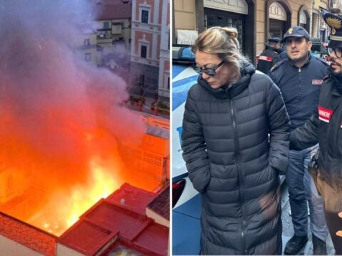 Incendio al teatro Sannazaro, evacuati ben 22 appartamenti della zona