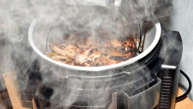 Padre e figlia di 11 anni morti in un incendio: il rogo causato da una friggitrice ad aria