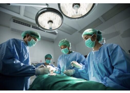 Ferita dal marito a colpi di fucile, i medici le ricostruiscono il braccio