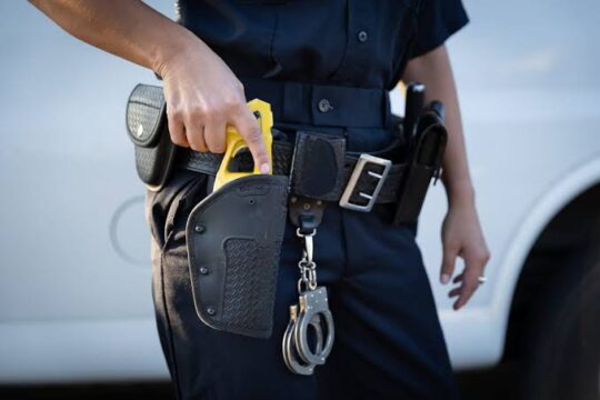 Arriva la svolta dal Viminale, gli agenti di pubblica sicurezza potranno acquistare un’arma privata