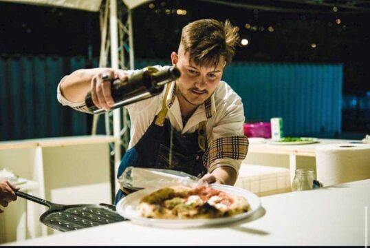 Il maestro pizzaiolo Dario Viscardi dedica al Festival di Sanremo la pizza primavera tricolore