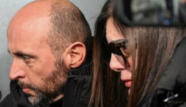 Crans-Montana, tensione davanti al tribunale: i Moretti aggrediti dai familiari delle vittime