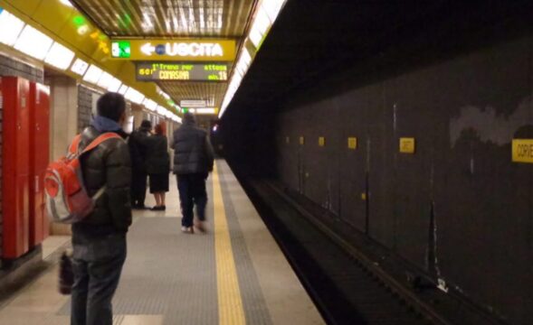 Perde l’equilibrio e finisce sotto un treno della metropolitana: 41enne è gravissimo