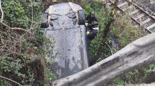 Auto precipita dal cavalcavia e finisce vicino ai binari: ferito un uomo