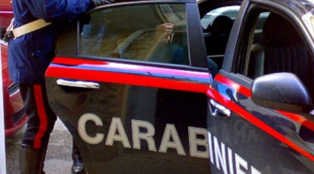 Ubriaco prende a pugni e accoltella la compagna: arrestato 54enne, grave la donna