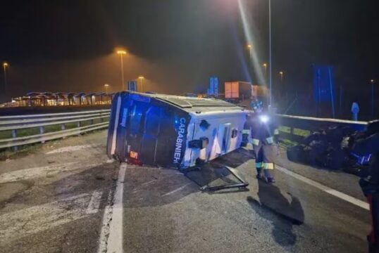Furgone dei carabinieri impatta con un’auto e si ribalta: feriti 10 militari diretti alle Olimpiadi