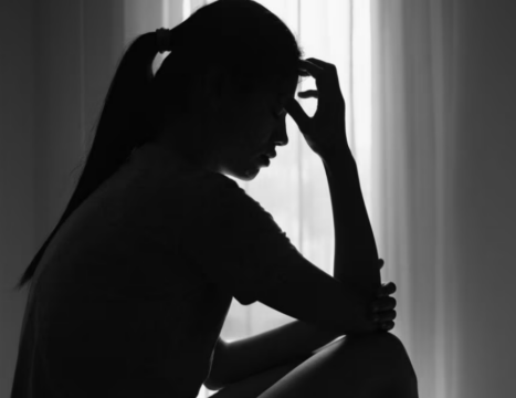 Costringe la moglie 20enne a ingrassare e a mettere vestiti larghi per non essere notata: condannato il marito