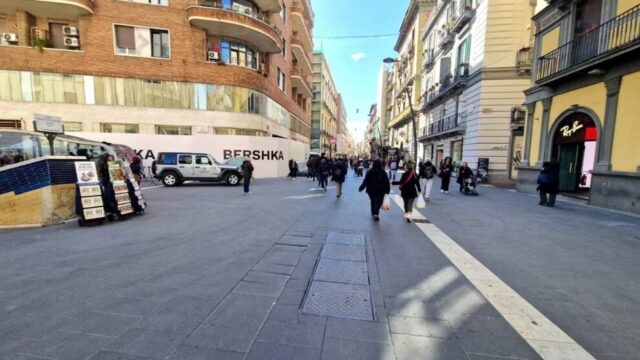 Circondano ragazzina 16enne e la rapinano, salvata da turisti e polizia locale