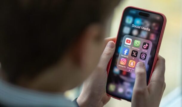 Bimbo di 11 anni insulta un anziano per strada insieme agli amici e posta il video sui social