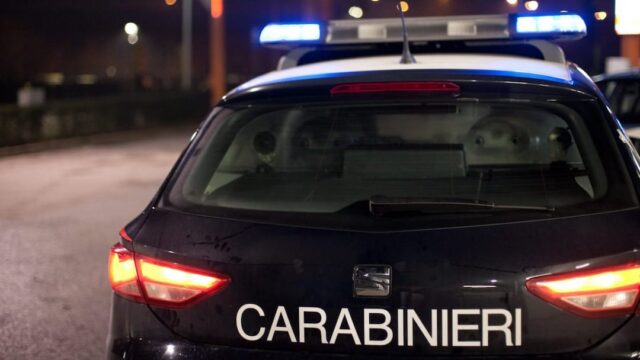 Si scaglia con calci e pugni contro un uomo ipovedente per rubargli il telefono: 18enne arrestato