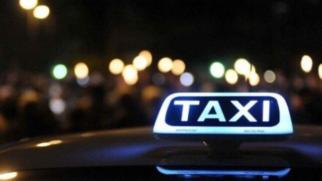 Tassista chiede a un 52enne di pagare una corsa da 20 euro, lui gli punta un coltello alla gola: arrestato