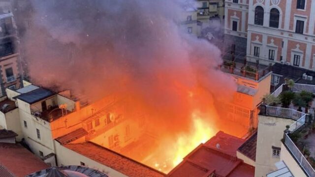 ULTIM’ORA: Incendio al Teatro Sannazzaro. In fiamme la cupola