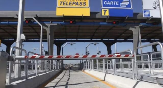 Scontro tra camion e bus all’alba: due feriti e traffico in tilt, poi la riapertura a tre corsie