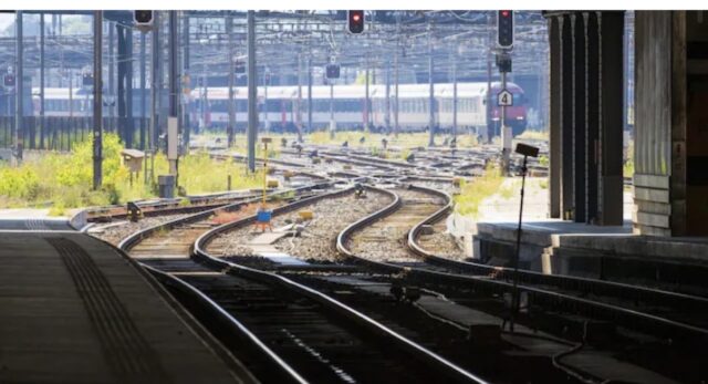 Travolta e uccisa da un treno mentre attraversa i binari: donna morta, linea ferroviaria interrotta