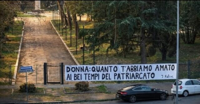 “Quanto ti abbiamo amato ai tempi del patriarcato”: lo striscione che offende l’8 marzo