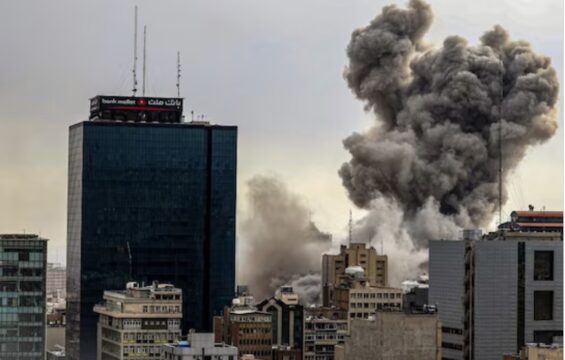 Iran, la guerra in diretta: allarme pioggia acida a Teheran dopo i bombardamenti sui siti petroliferi. Individuata una nuova Guida Suprema