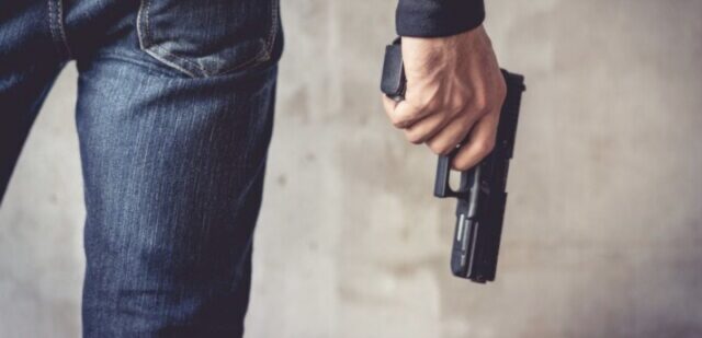 Si spara da solo e finisce in ospedale: la pistola era clandestina, in casa trovate anche cinque bombe