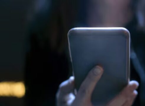 Manda foto pedopornografiche della figlia e dei nipotini di 5 e 8 anni al compagno: arrestata coppia