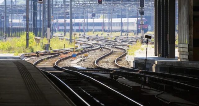 Aggredisce un 30enne a sassate in stazione: 22enne arrestato per tentato omicidio
